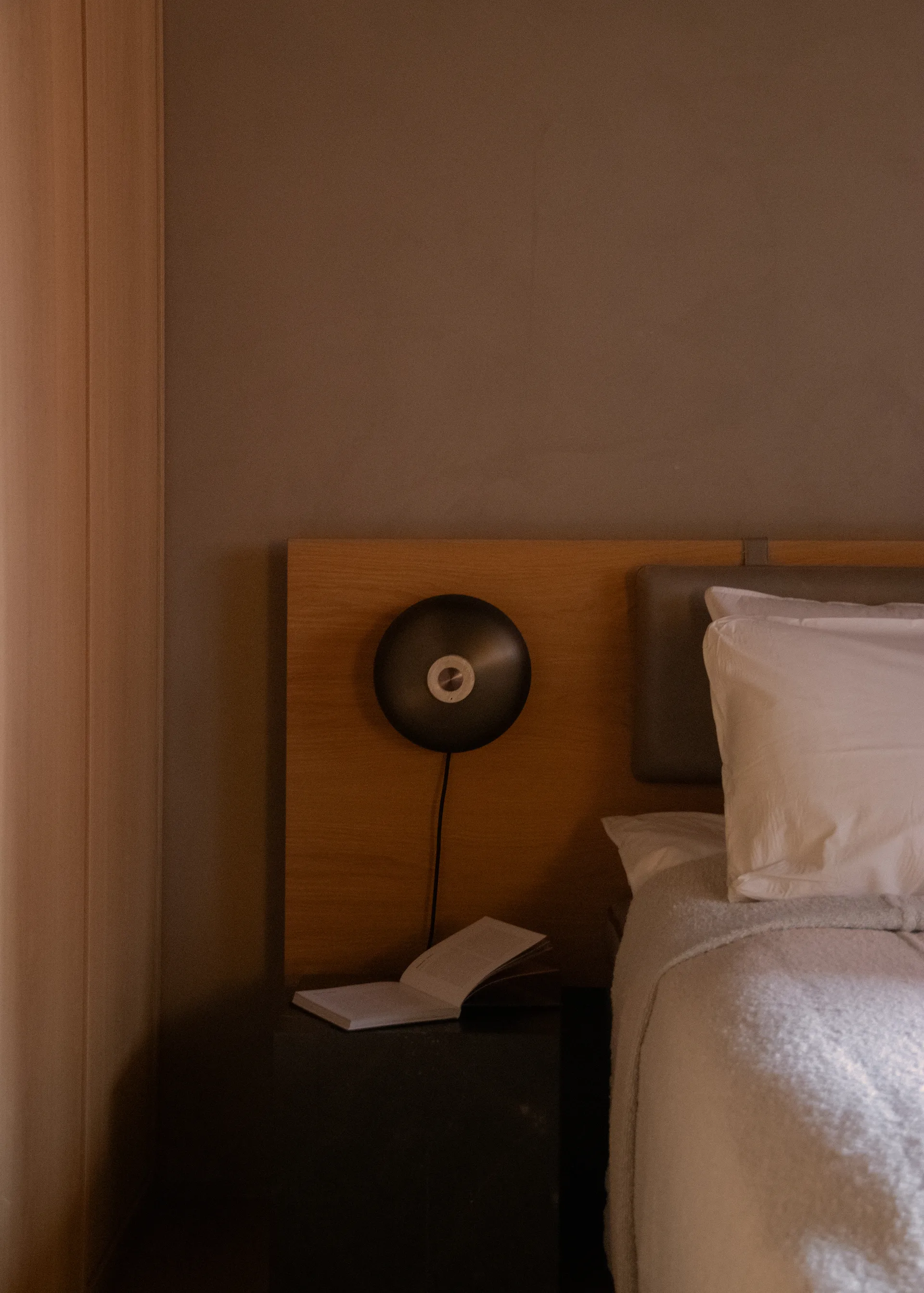 Applique murale Reverse, Bronzed aluminium Audo Copenhagen