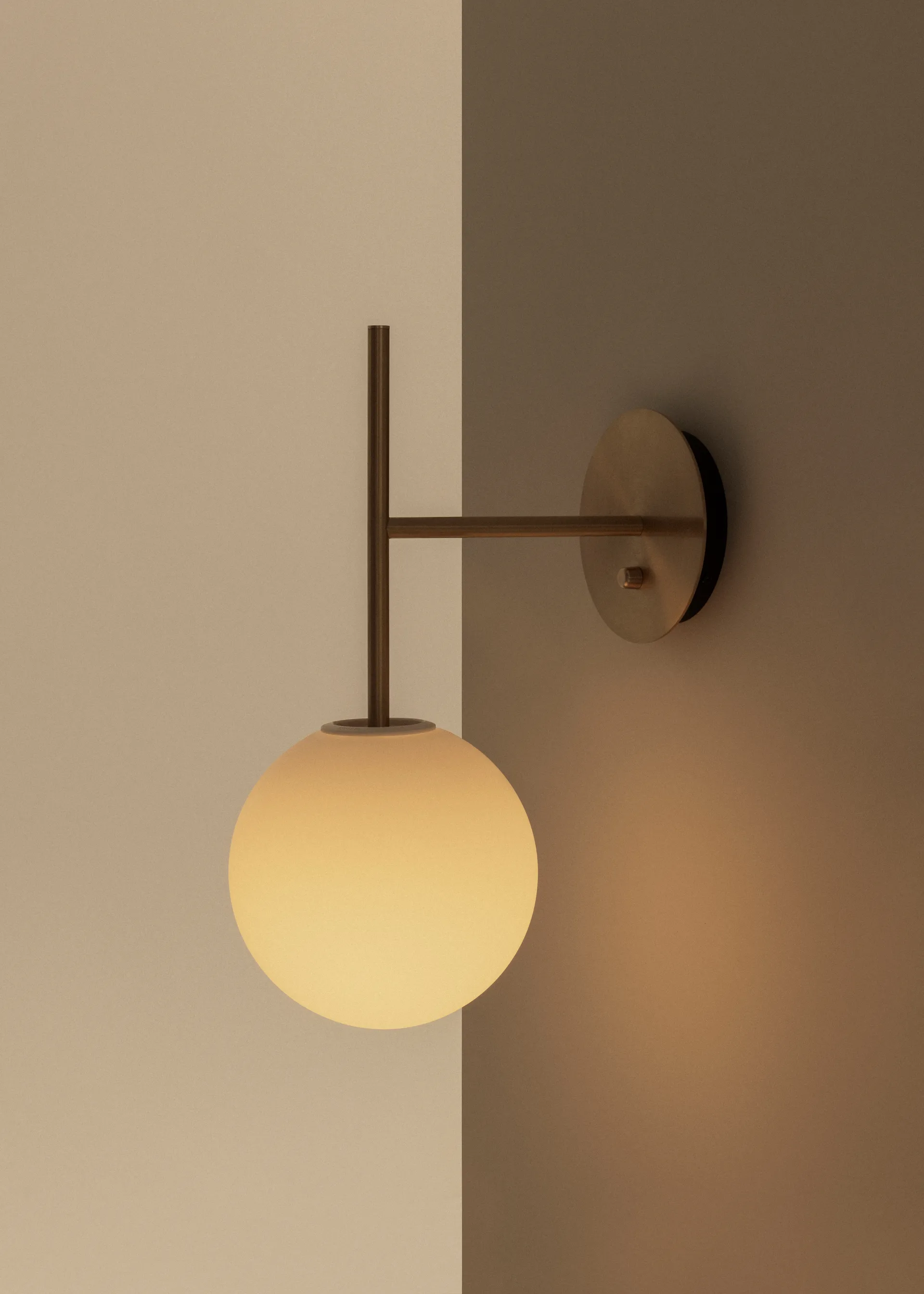 Applique murale TR Bulb Suspended, Brushed brass Audo Copenhagen