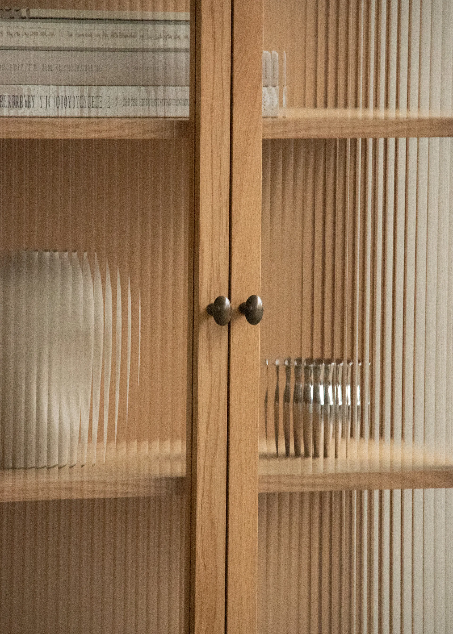 Armoire avec portes en verre Curiosity 143 cm, Oak Audo Copenhagen