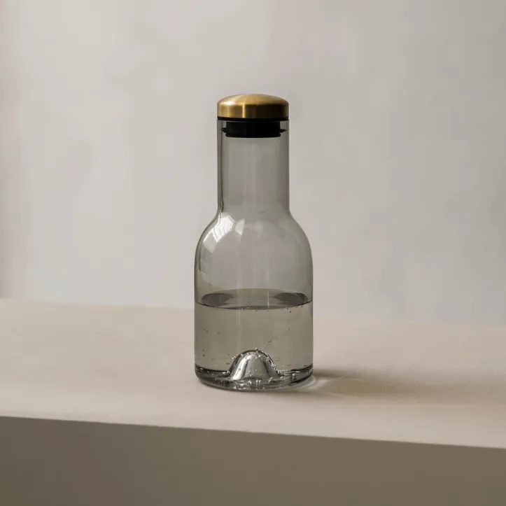 Carafe Water Bottle, fumée, laiton Audo Copenhagen