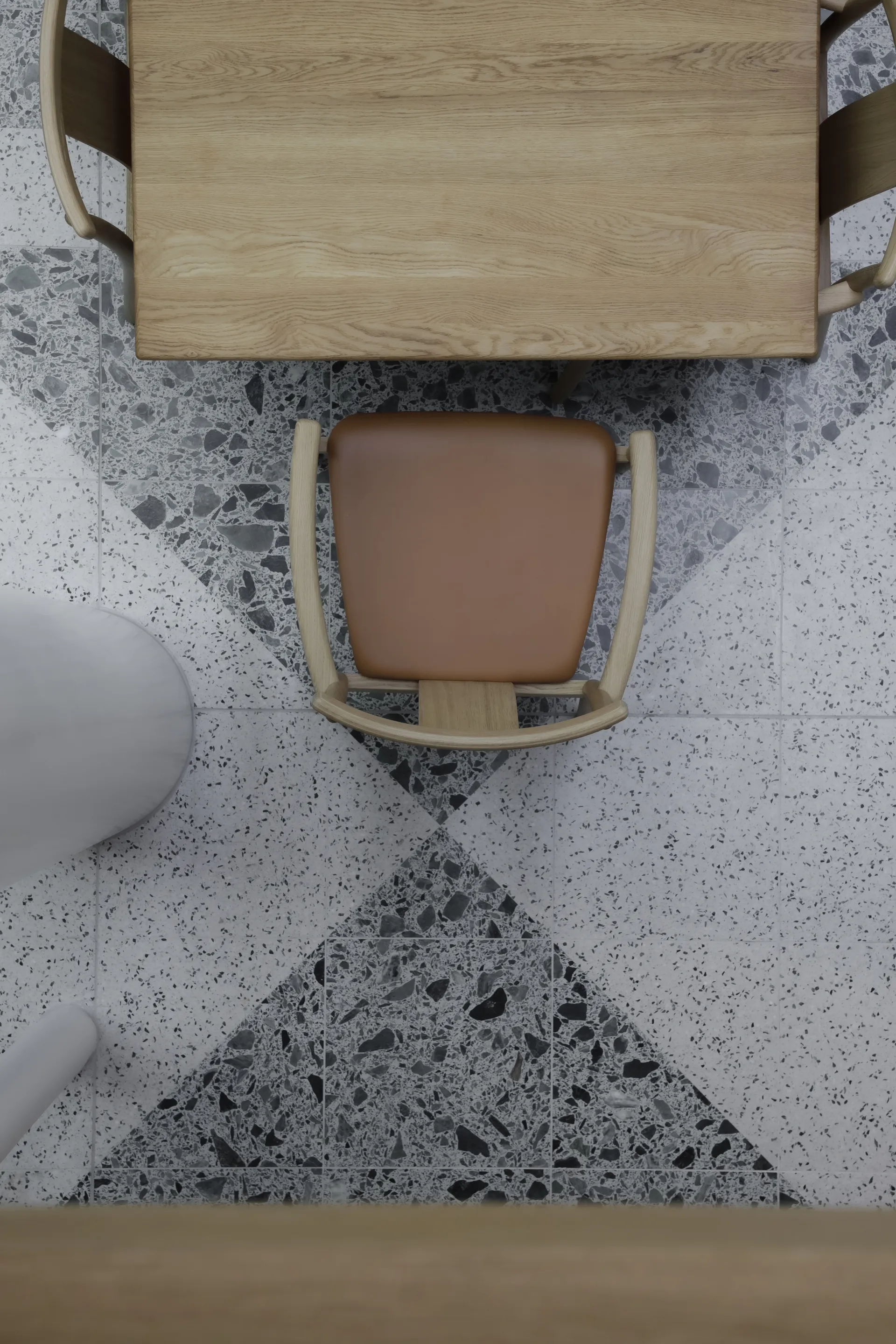 Chaise à accoudoirs avec coussin Merkur, Oak- Dakar 0250 cognac Audo Copenhagen