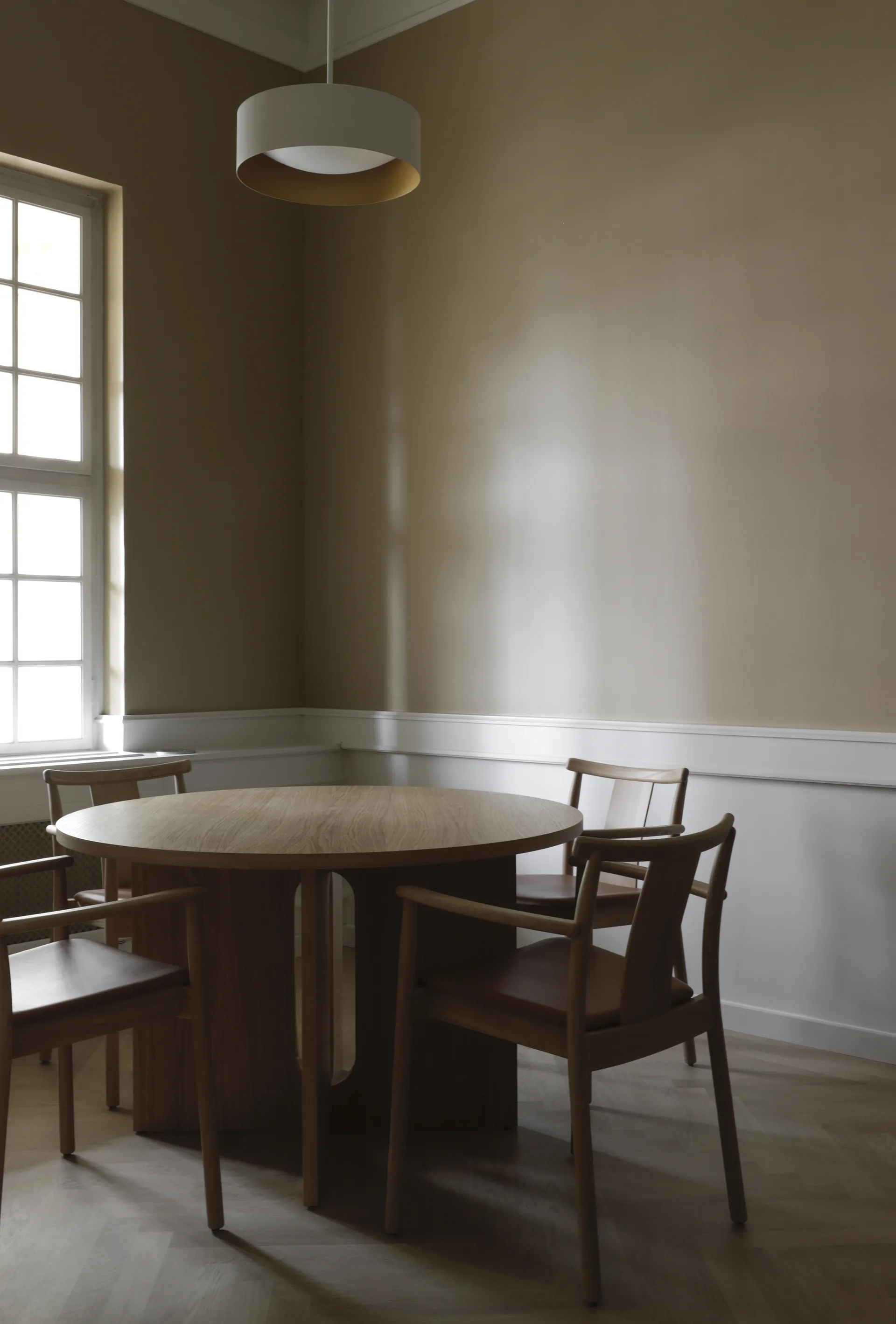 Chaise à accoudoirs avec coussin Merkur, Oak- Dakar 0250 cognac Audo Copenhagen