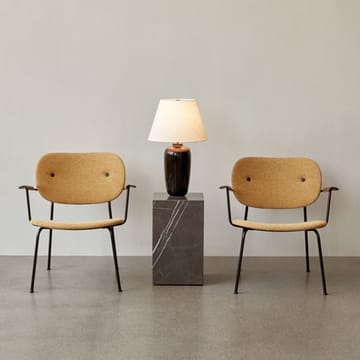 Chaise lounge Co - cuir dakar 0842 black, dossier et accoudoirs en chêne lasuré foncé, structure noire - Audo Copenhagen