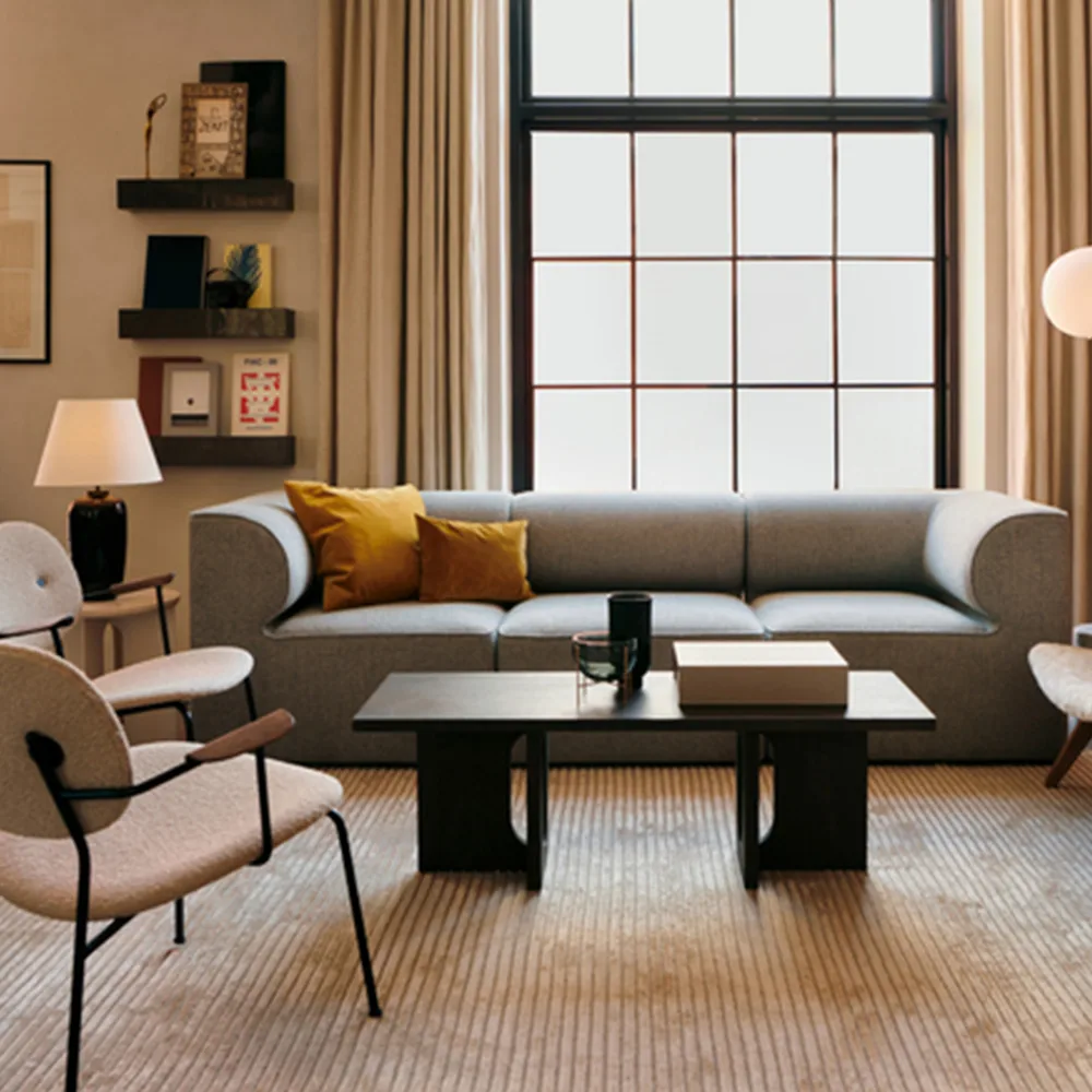 Chaise lounge Co, cuir dakar 0842 black, dossier et accoudoirs en chêne lasuré foncé, structure noire Audo Copenhagen