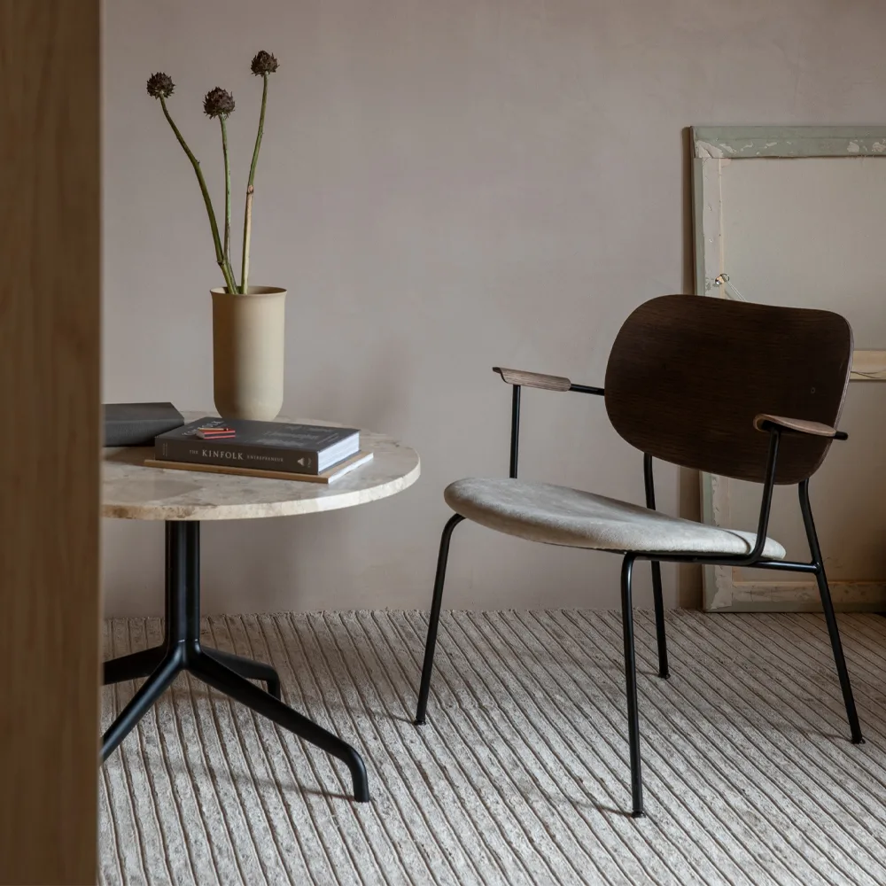 Chaise lounge Co, cuir dakar 0842 black, dossier et accoudoirs en chêne lasuré foncé, structure noire Audo Copenhagen