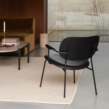 Chaise lounge Co - cuir dakar 0842 black, dossier et accoudoirs en chêne lasuré foncé, structure noire - Audo Copenhagen