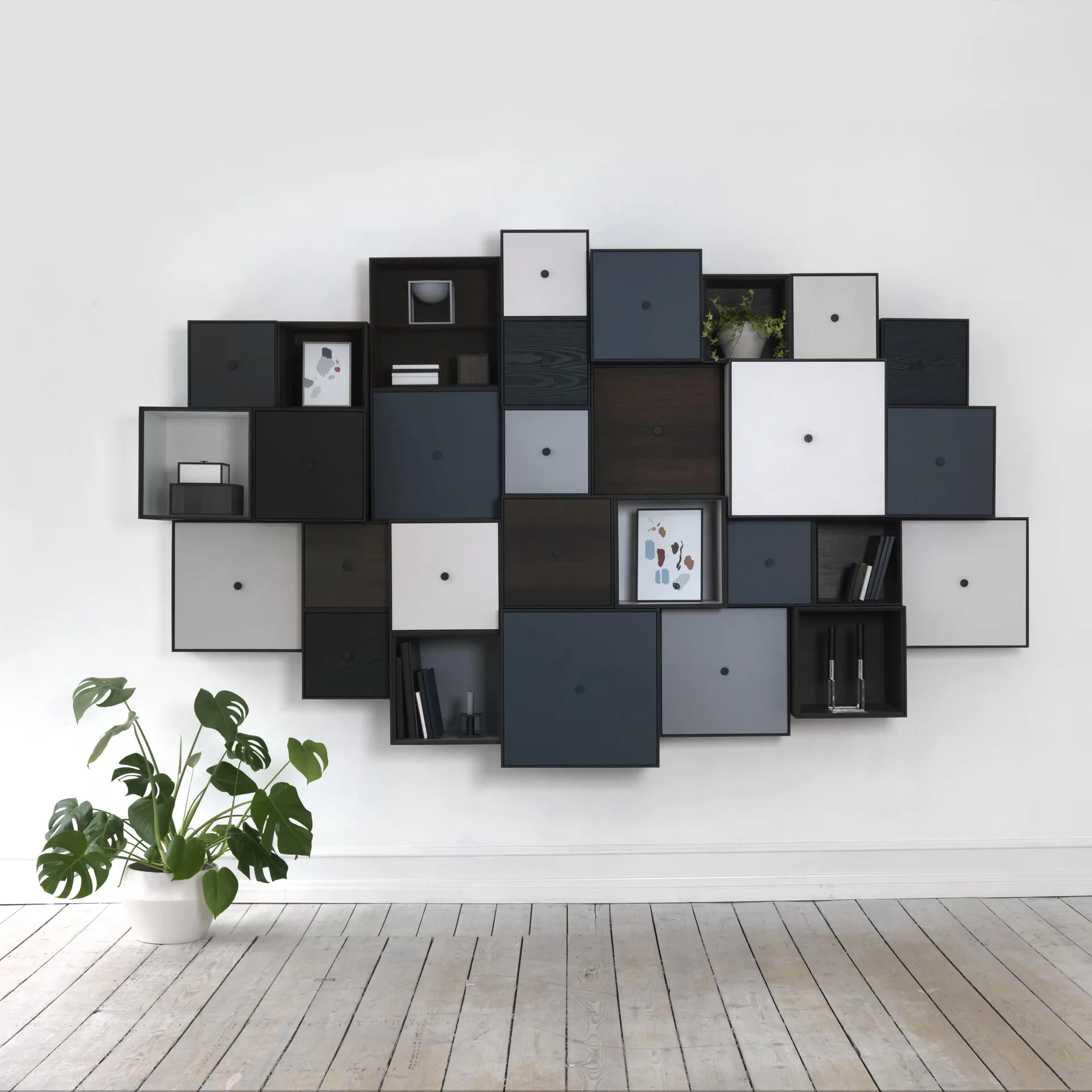Cube avec porte Frame 28, Frêne coloré noir Audo Copenhagen
