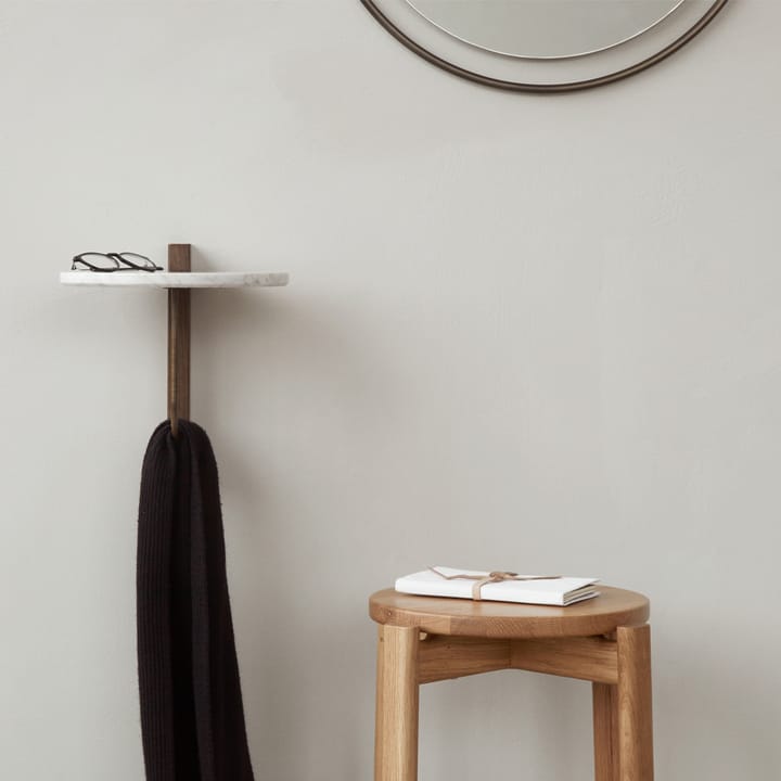 Étagère Corbel, marbre de Carrare, chêne lasuré foncé Audo Copenhagen