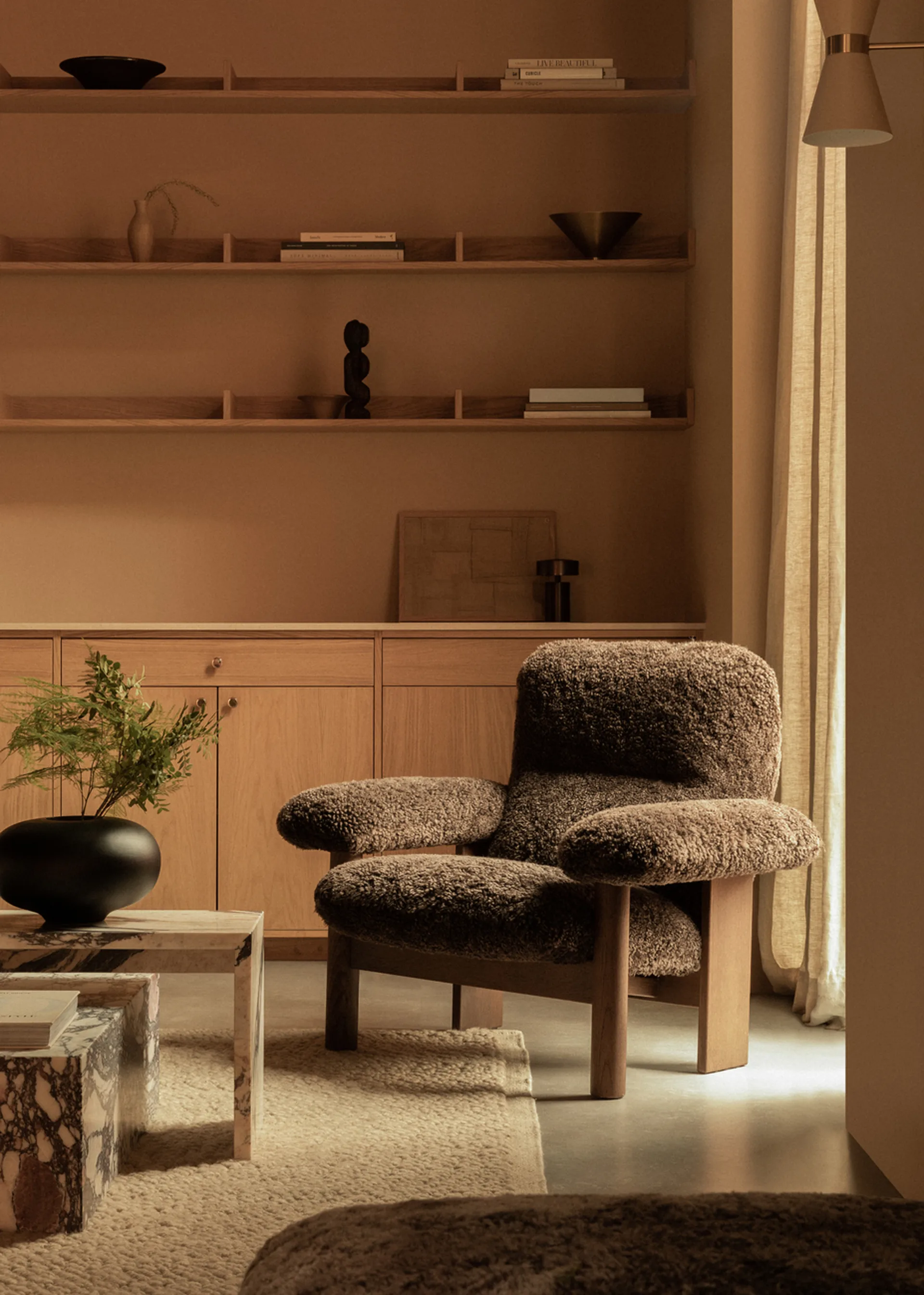 Fauteuil Brasilia, Dark oak-Root sheepskin Audo Copenhagen