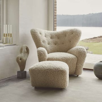Fauteuil et repose-pieds The Tired Man - peau de mouton moonlight, repose-pieds inclus, pieds en chêne fumé - Audo Copenhagen