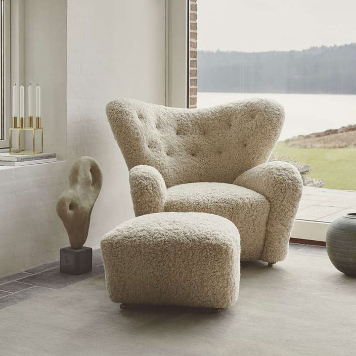 Fauteuil et repose-pieds The Tired Man, peau de mouton moonlight, repose-pieds inclus, pieds en chêne fumé Audo Copenhagen