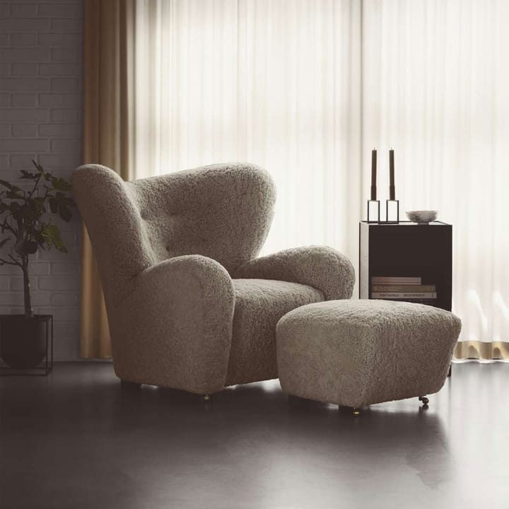 Fauteuil et repose-pieds The Tired Man, peau de mouton moonlight, repose-pieds inclus, pieds en chêne fumé Audo Copenhagen