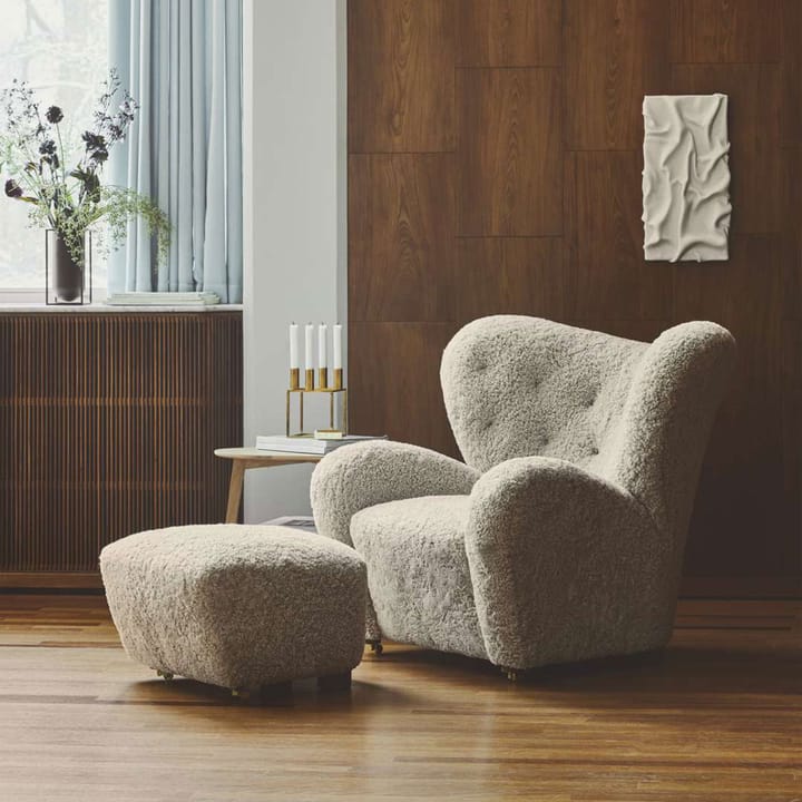 Fauteuil et repose-pieds The Tired Man, peau de mouton moonlight, repose-pieds inclus, pieds en chêne fumé Audo Copenhagen