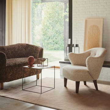 Fauteuil Ingeborg - peau de mouton sahara, pieds en chêne fumé - Audo Copenhagen