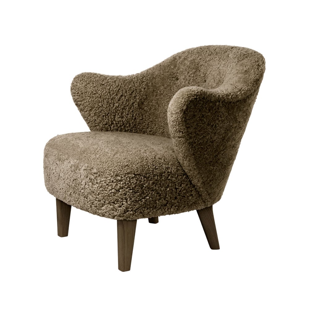 Audo Copenhagen / by Lassen Fauteuil Ingeborg peau de mouton sahara, pieds en chêne fumé