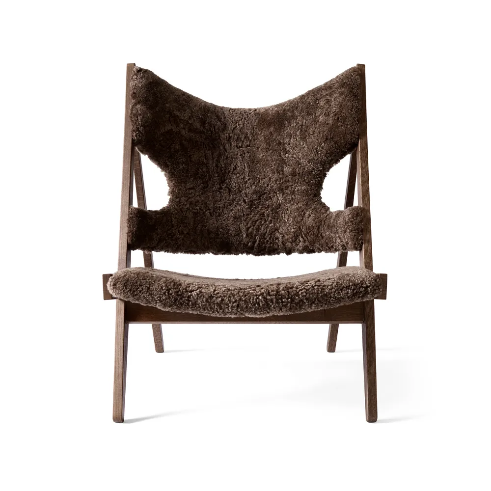 Audo Copenhagen Fauteuil lounge Knitting Peau de mouton curly root brun foncé-pieds en chêne teinté foncé Audo Copenhagen Fauteuil lounge Knitting Peau de mouton curly root brun foncé-pieds en chêne teinté foncé
