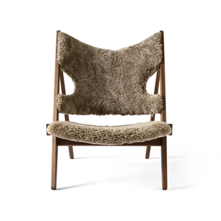 Fauteuil lounge Knitting - Peau de mouton sahara, pieds en noyer - Audo Copenhagen