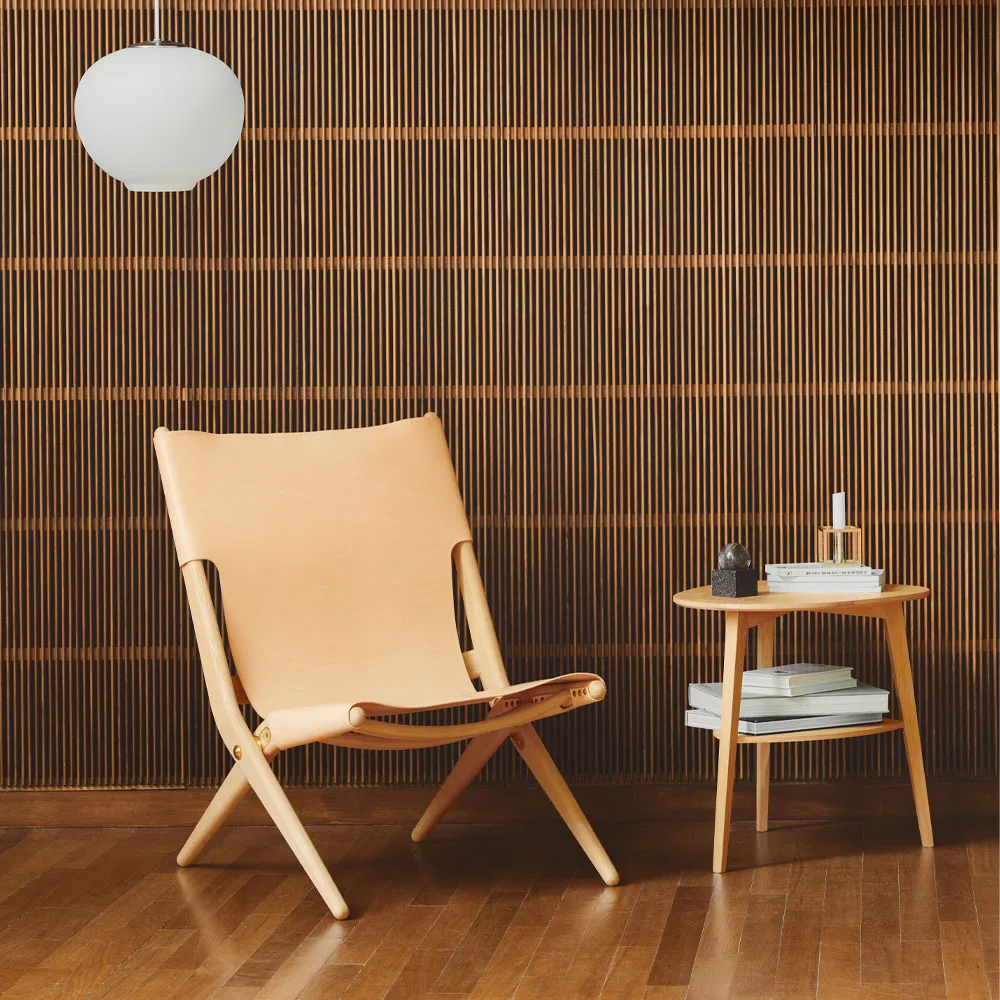 Fauteuil Saxe, cuir noir, structure en chêne lasuré noir Audo Copenhagen