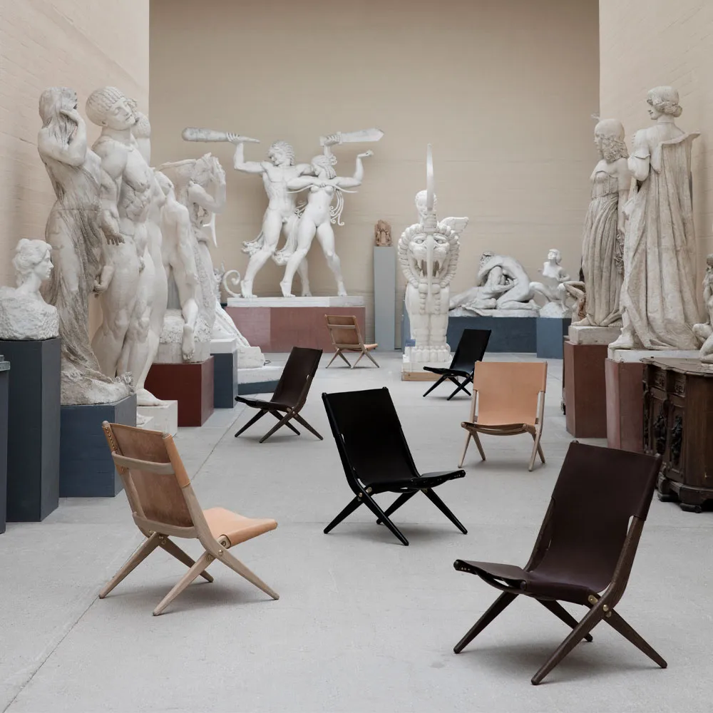 Fauteuil Saxe, cuir noir, structure en chêne lasuré noir Audo Copenhagen