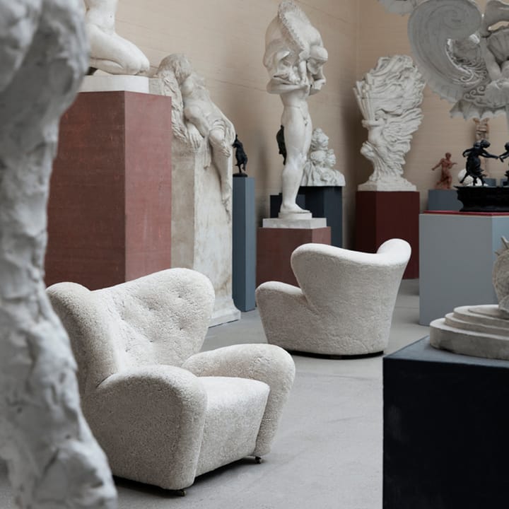 Fauteuil The Tired Man, peau de mouton moonlight, pieds en chêne naturel Audo Copenhagen