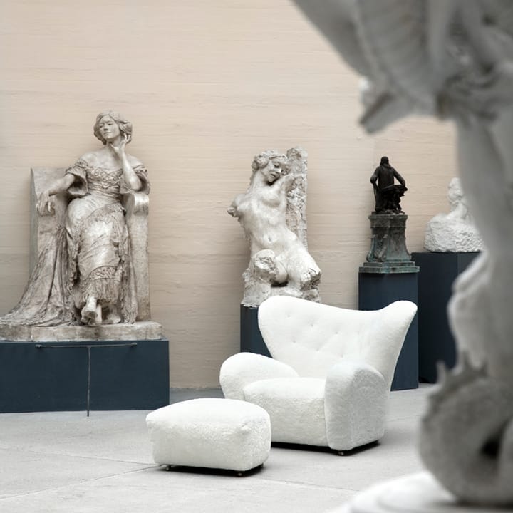 Fauteuil The Tired Man, peau de mouton moonlight, pieds en chêne naturel Audo Copenhagen
