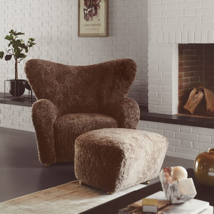 Fauteuil The Tired Man, peau de mouton moonlight, pieds en chêne naturel Audo Copenhagen