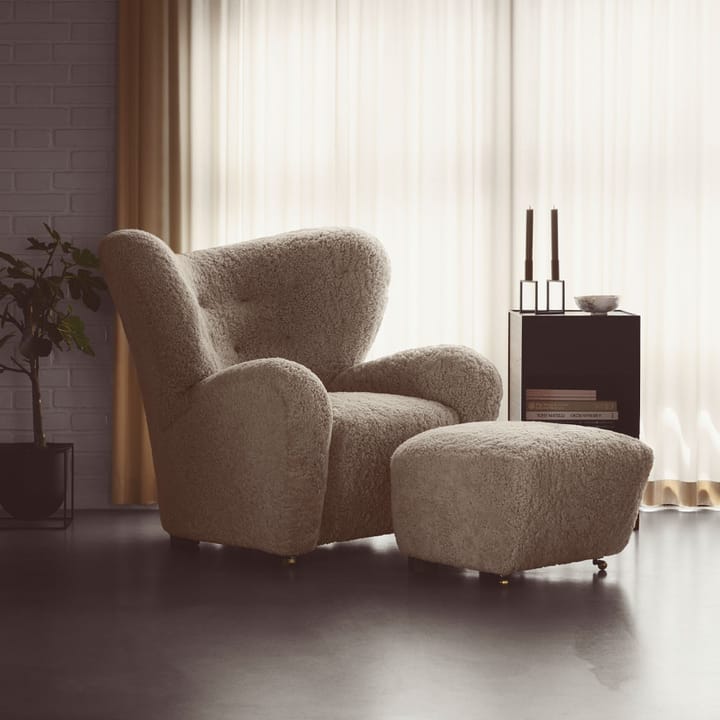 Fauteuil The Tired Man, peau de mouton moonlight, pieds en chêne naturel Audo Copenhagen