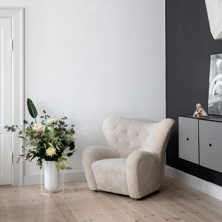 Fauteuil The Tired Man, peau de mouton moonlight, pieds en chêne naturel Audo Copenhagen