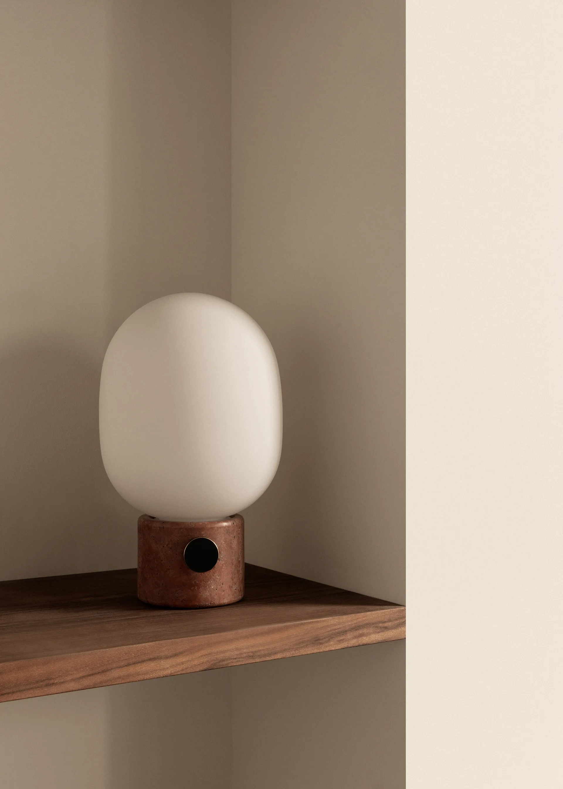Lampe de table JWDA, Red travertine Audo Copenhagen