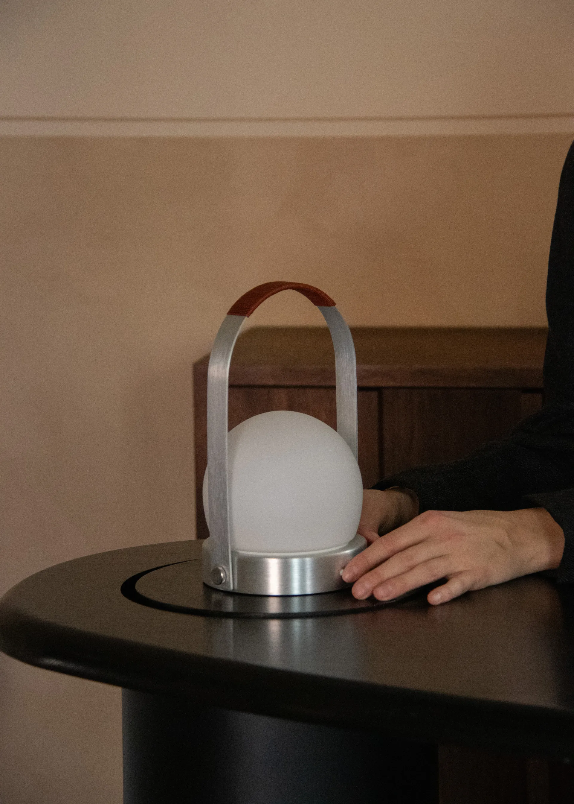 Lampe de table portable Carrie, Aluminium brossé Audo Copenhagen