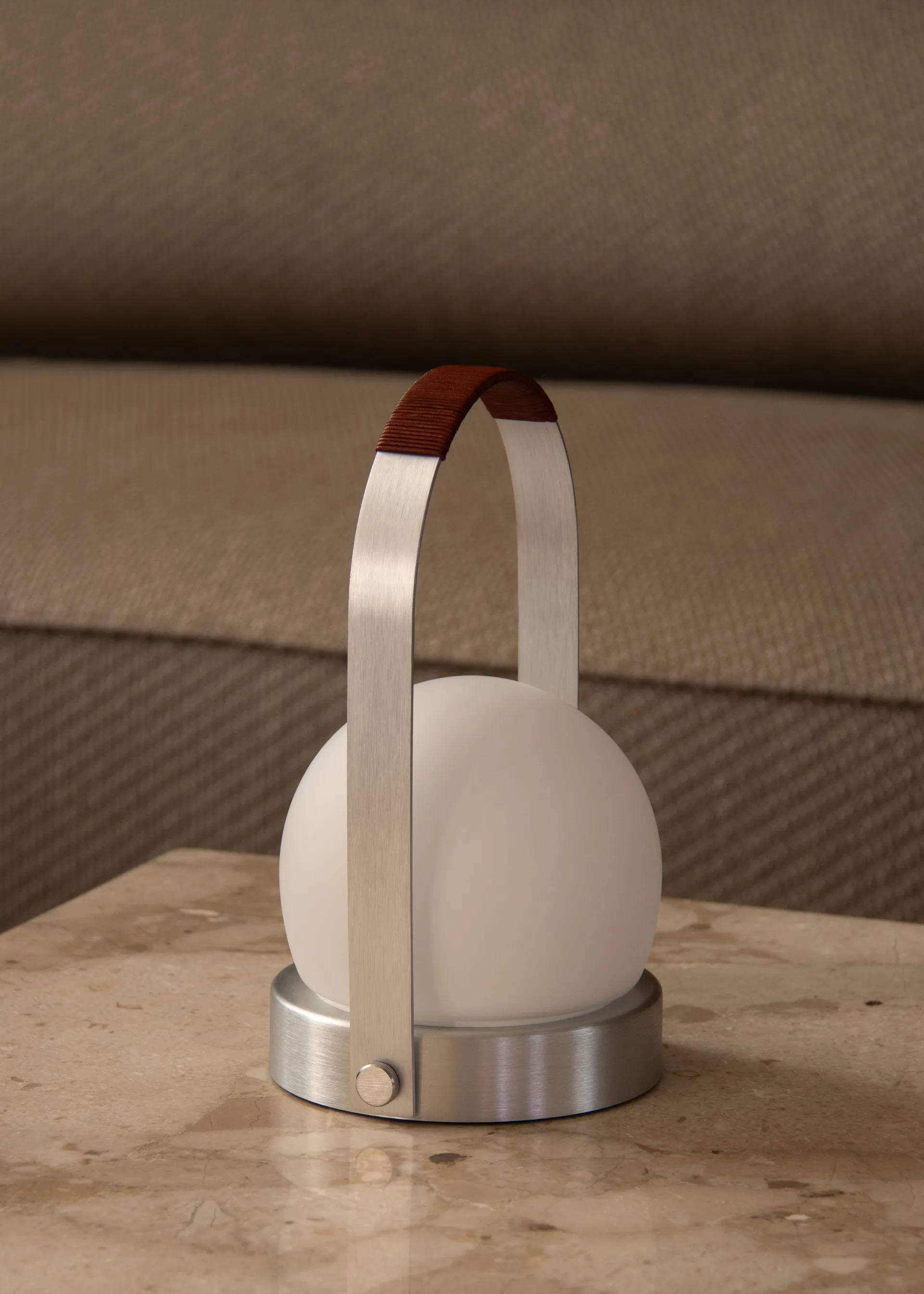 Lampe de table portable Carrie, Aluminium brossé Audo Copenhagen