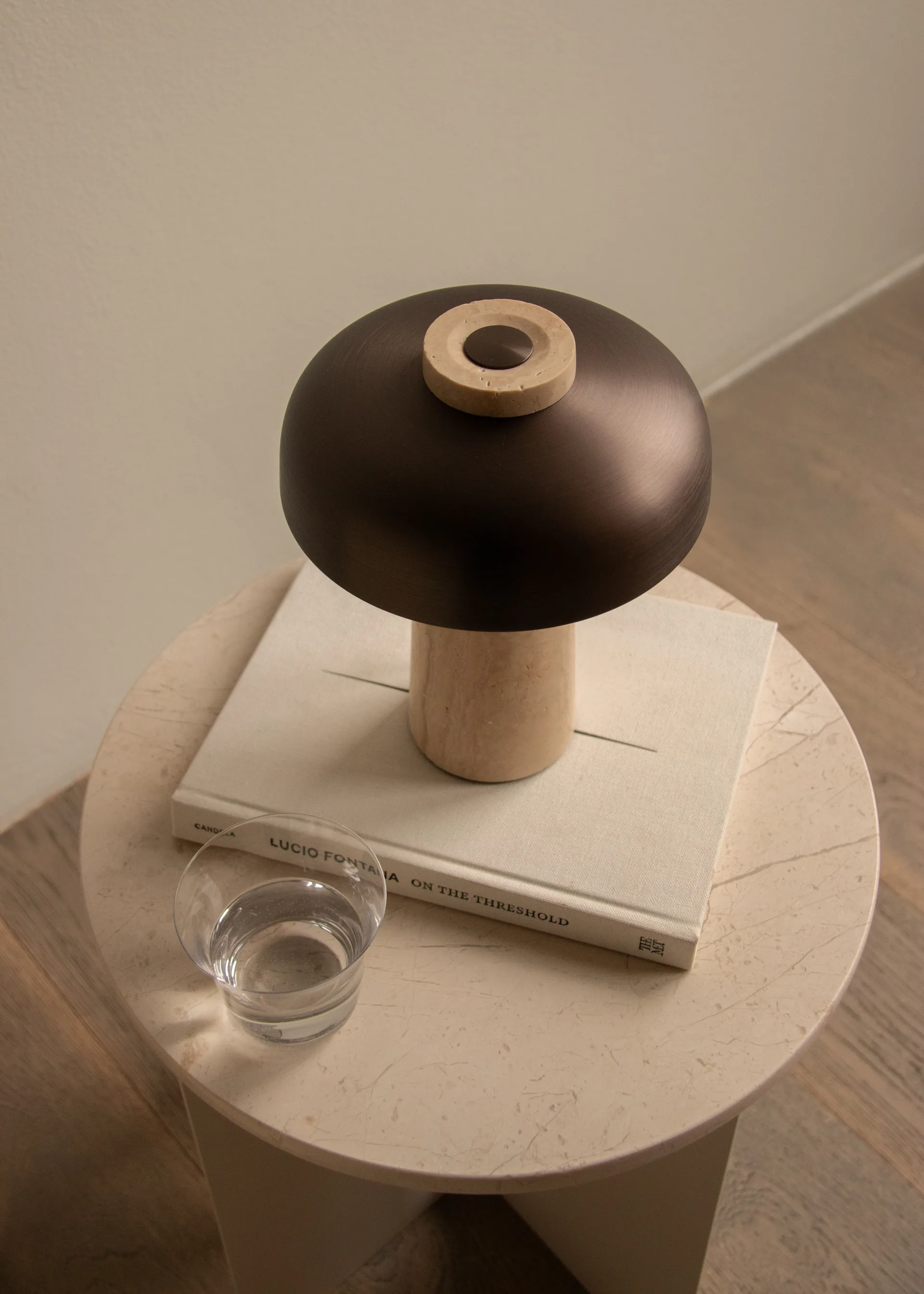Lampe de table portable Reverse 24,5 cm, Travertine-bronzed aluminium Audo Copenhagen