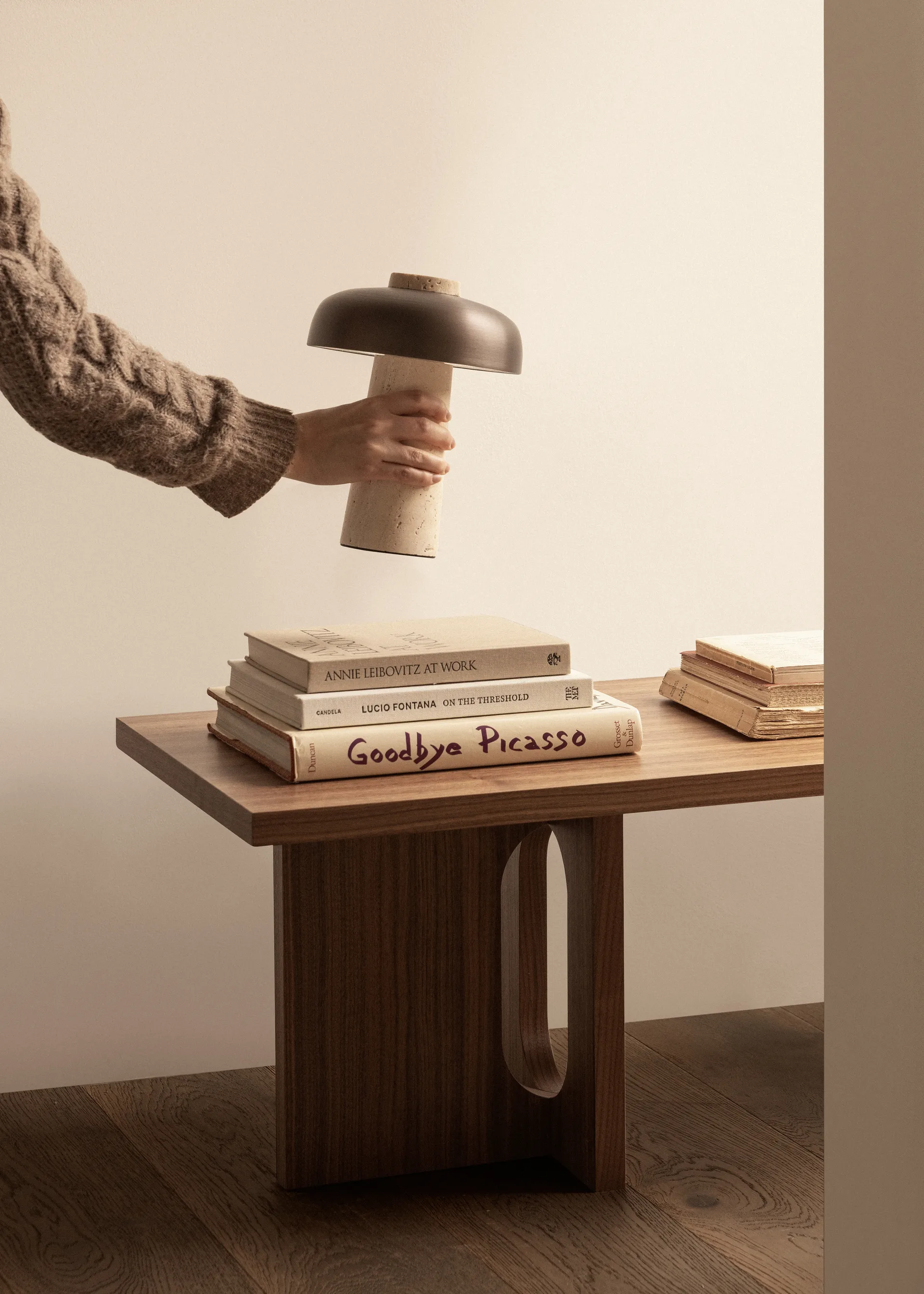 Lampe de table portable Reverse 24,5 cm, Travertine-bronzed aluminium Audo Copenhagen