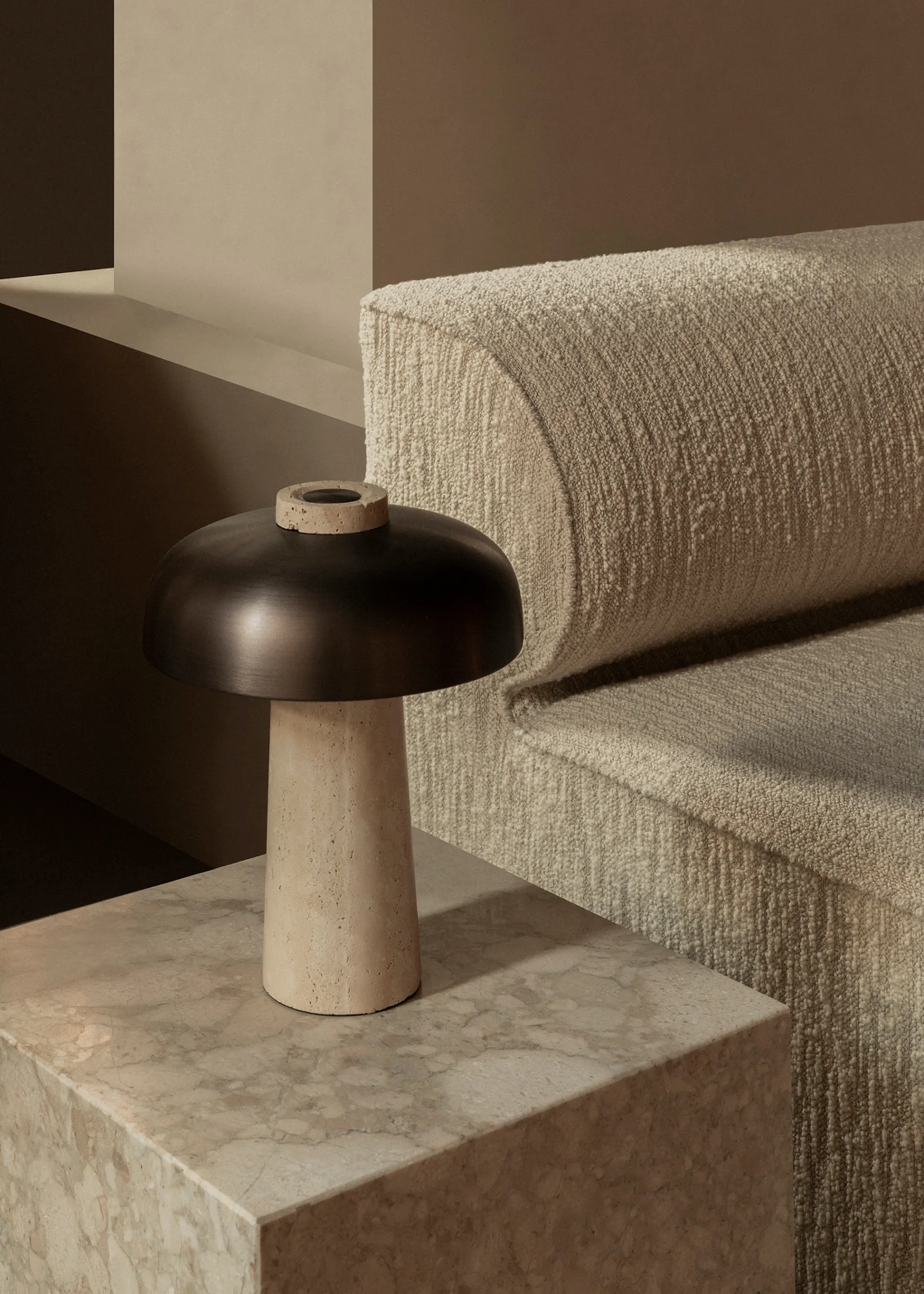 Lampe de table Reverse 30 cm, Travertin-laiton bronzé Audo Copenhagen