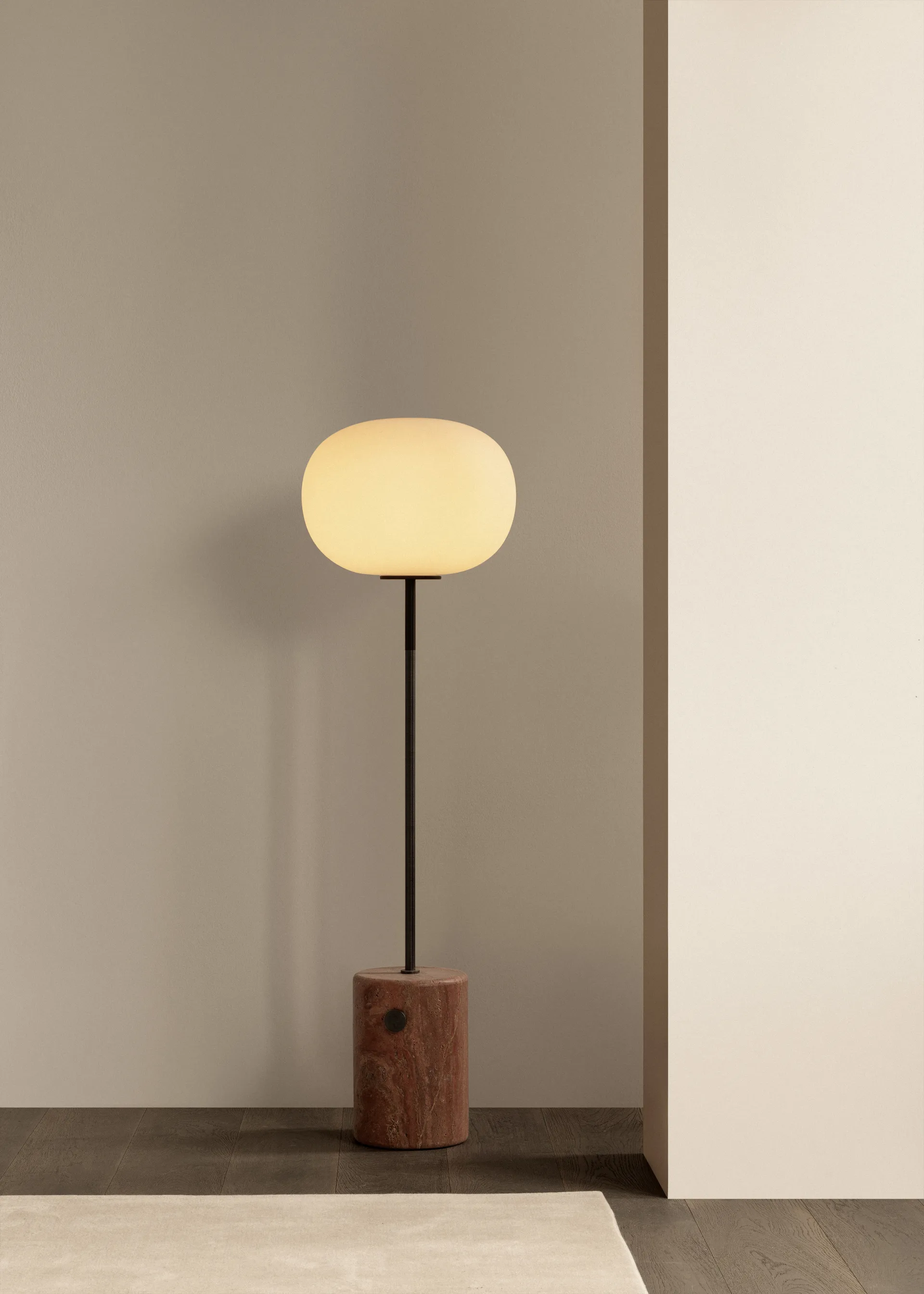 Lampe sur pied JWDA, Red travertine, 130 cm Audo Copenhagen