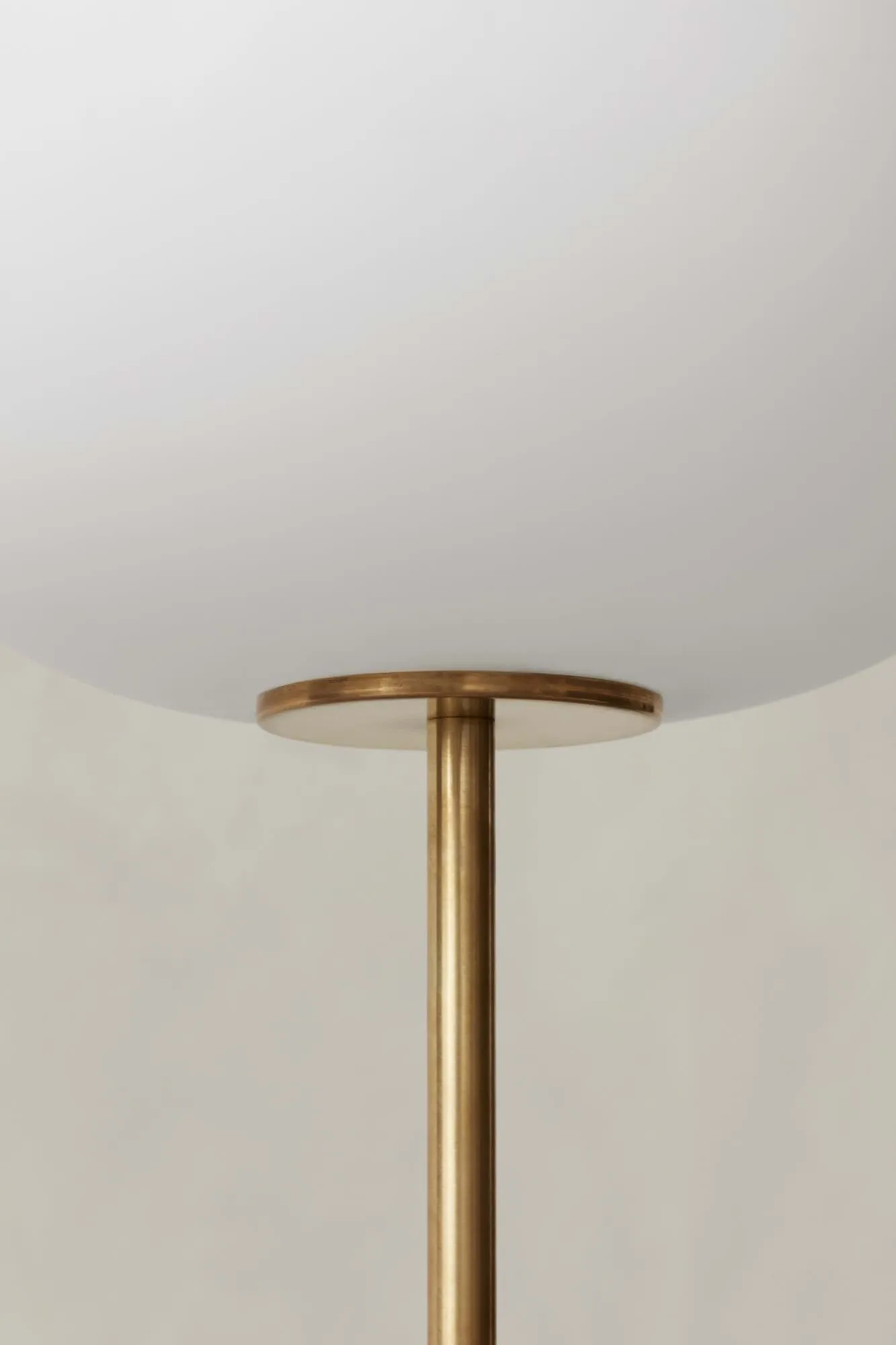 Lampe sur pied JWDA, Travertin-laiton brossé, 130 cm Audo Copenhagen