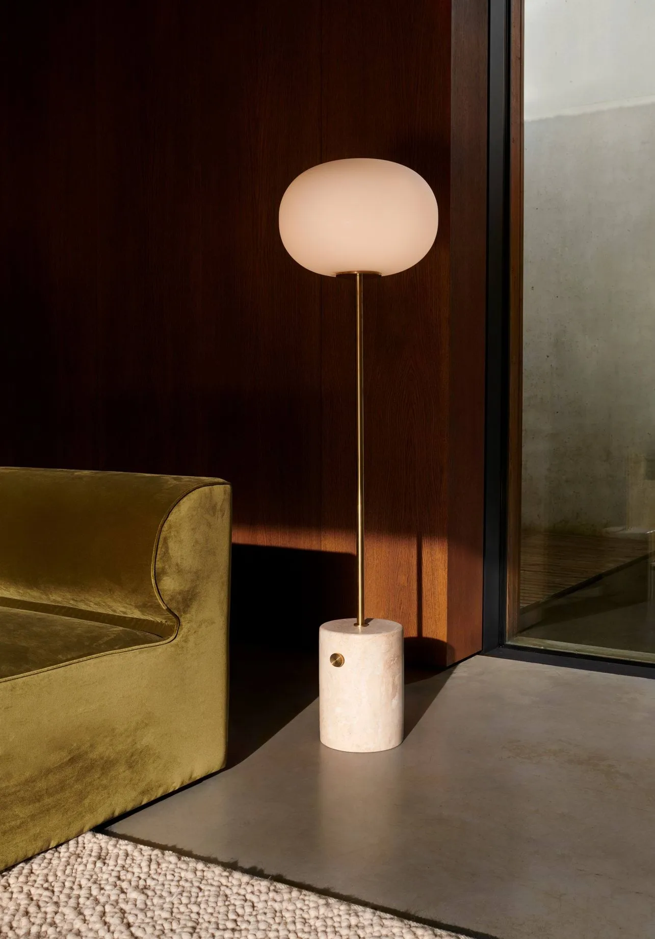Lampe sur pied JWDA, Travertin-laiton brossé, 130 cm Audo Copenhagen