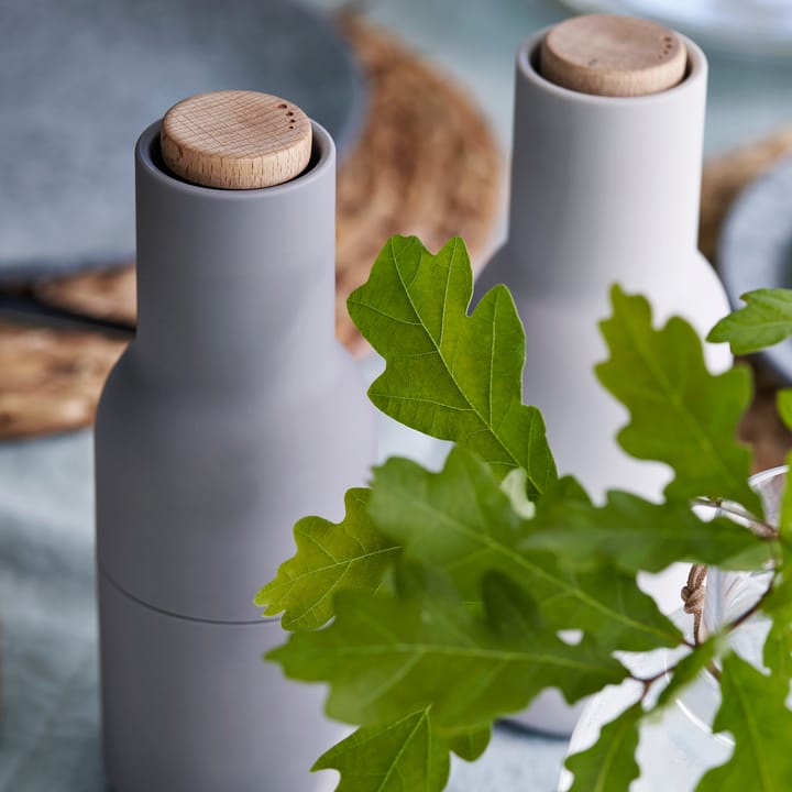 Lot de 2 Moulins à épice Bottle grinder special edition - concrete-feather (couvercle en bois) - Audo Copenhagen