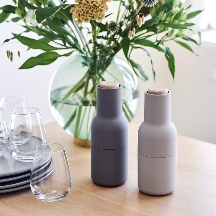 Lot de 2 Moulins à épice Bottle grinder special edition - concrete-feather (couvercle en bois) - Audo Copenhagen