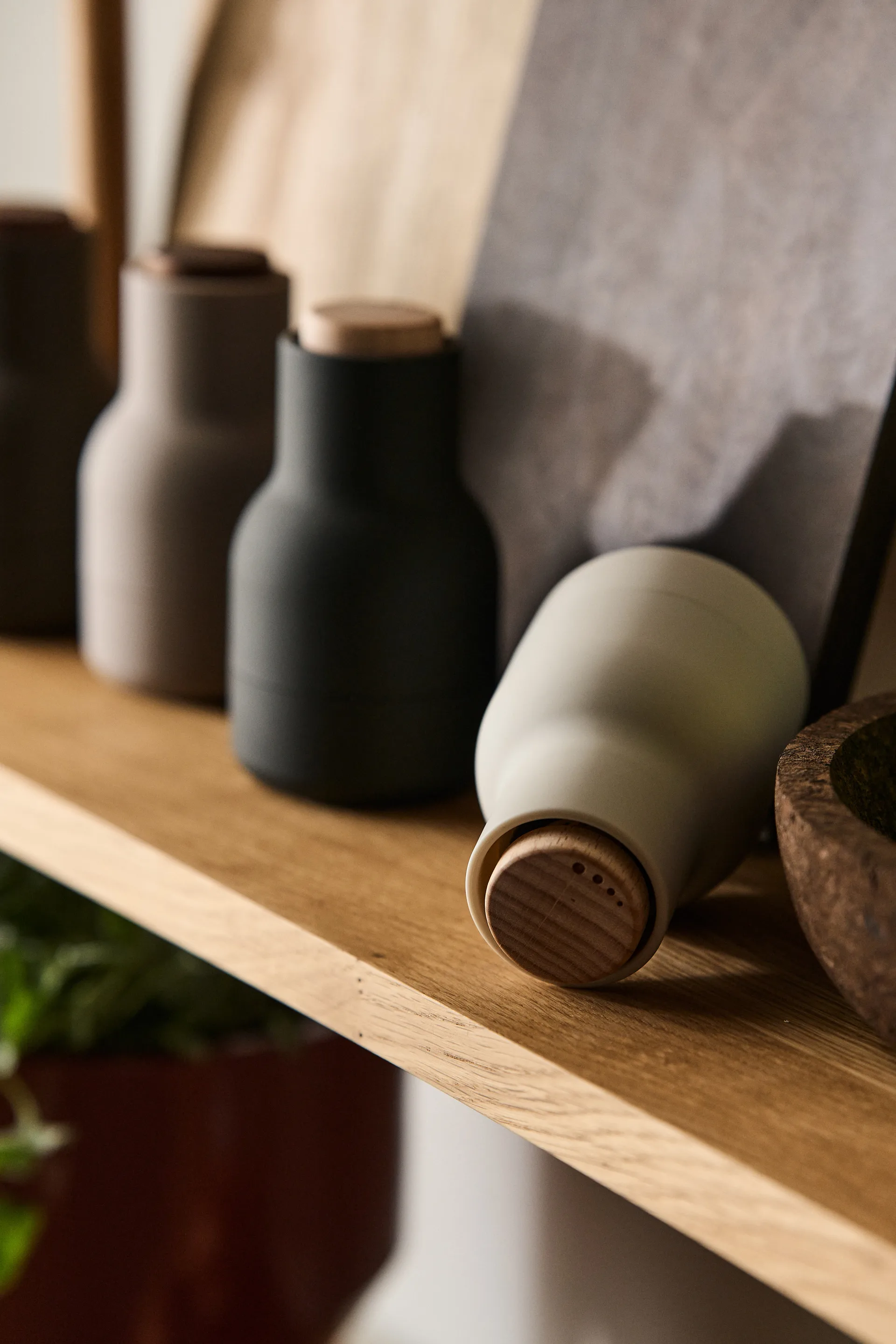 Moulin à épices Bottle Grinder Small, lot de 2, Ash-carbon-hêtre Audo Copenhagen