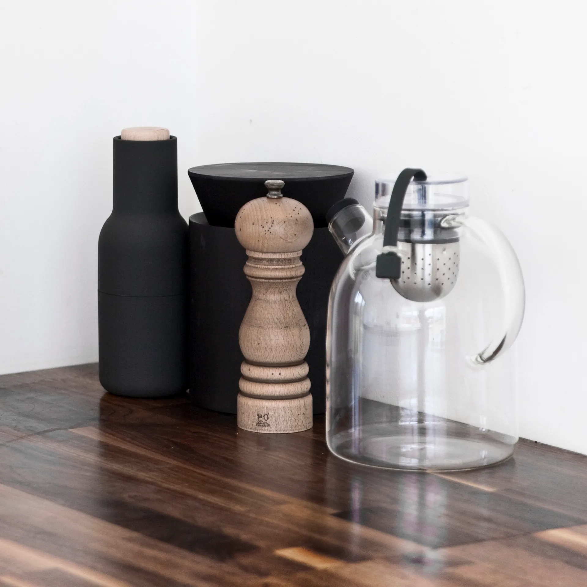 Moulin à poivre et à sel Bottle Grinder lot de 2, Ash-carbon (couvercle en hêtre) Audo Copenhagen