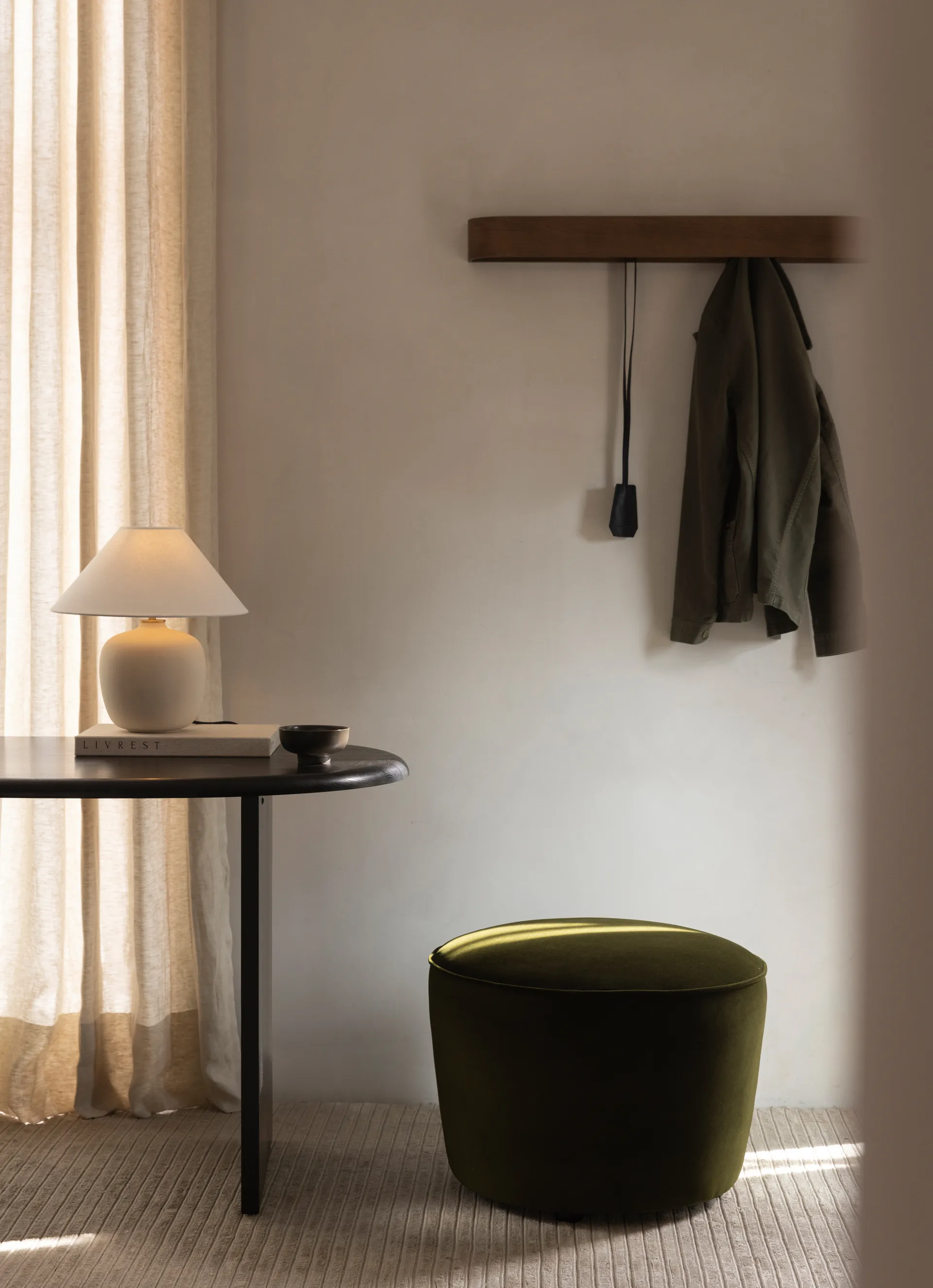 Porte-manteau mural Epoch 79 cm, Chêne teinté foncé Audo Copenhagen