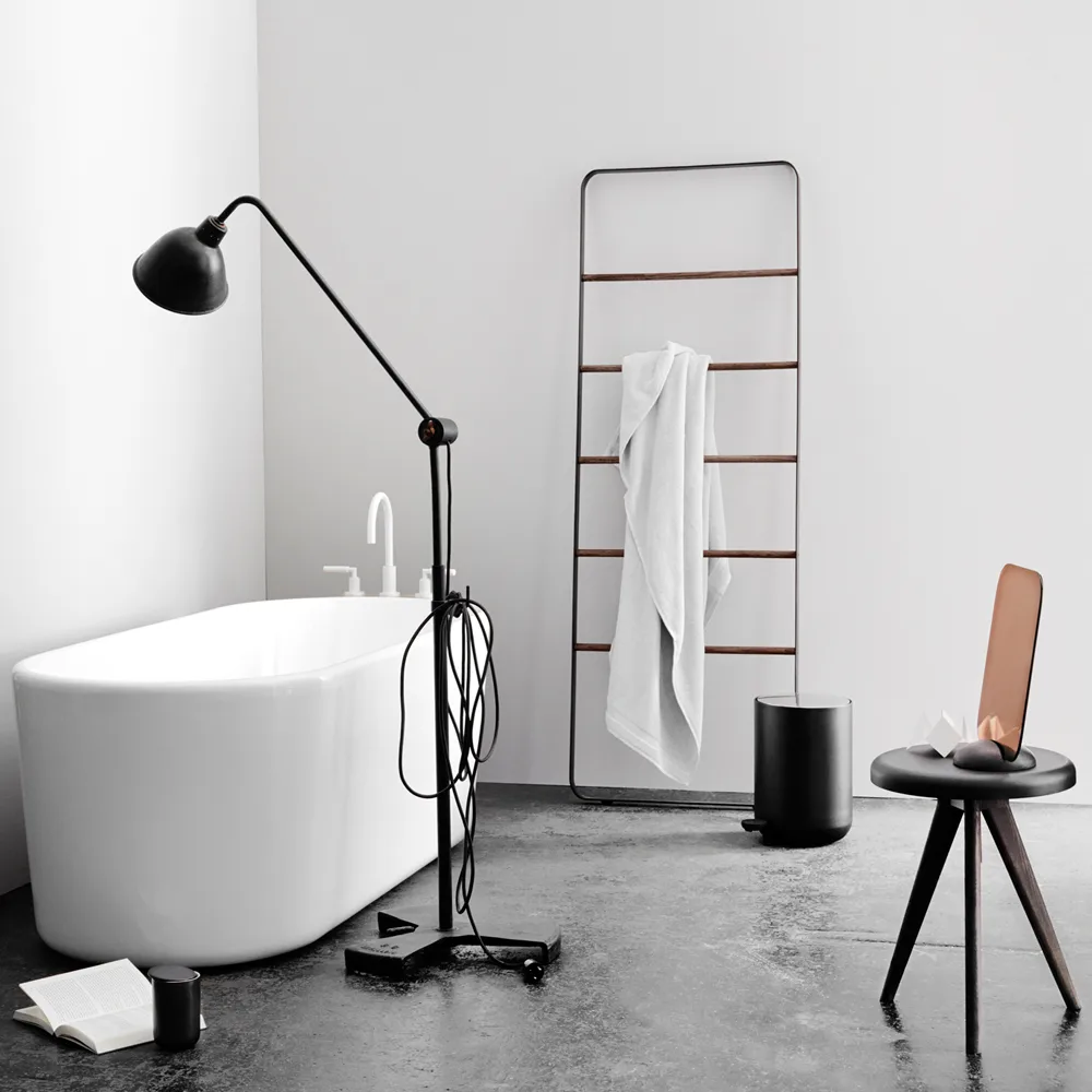 Porte-serviette Towel, noir, fermeture en frêne foncé, cuir Audo Copenhagen