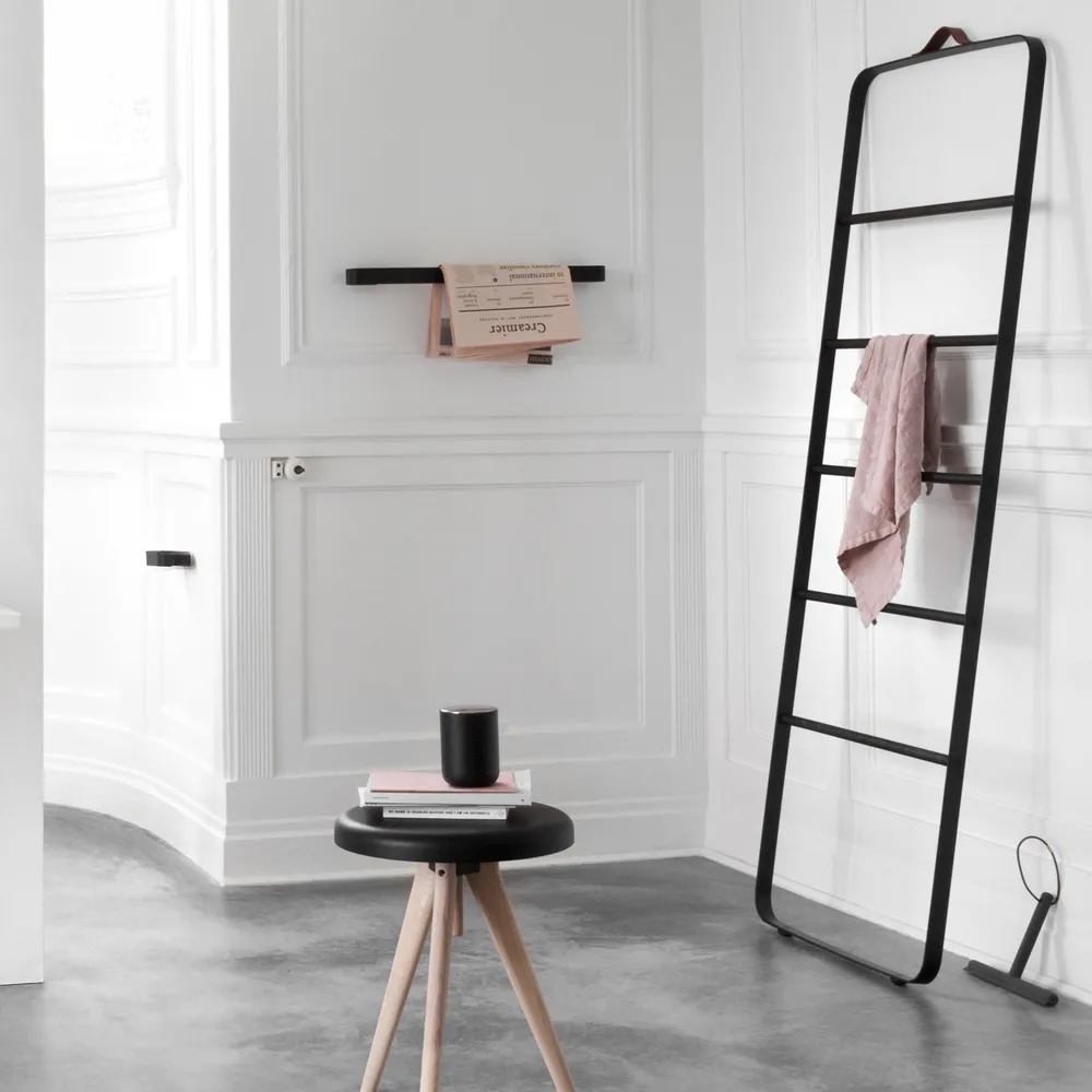 Porte-serviette Towel, noir, fermeture en frêne foncé, cuir Audo Copenhagen
