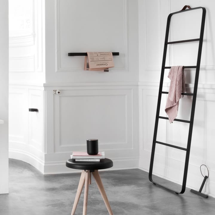 Porte-serviette Towel, noir, fermeture en frêne foncé, cuir Audo Copenhagen