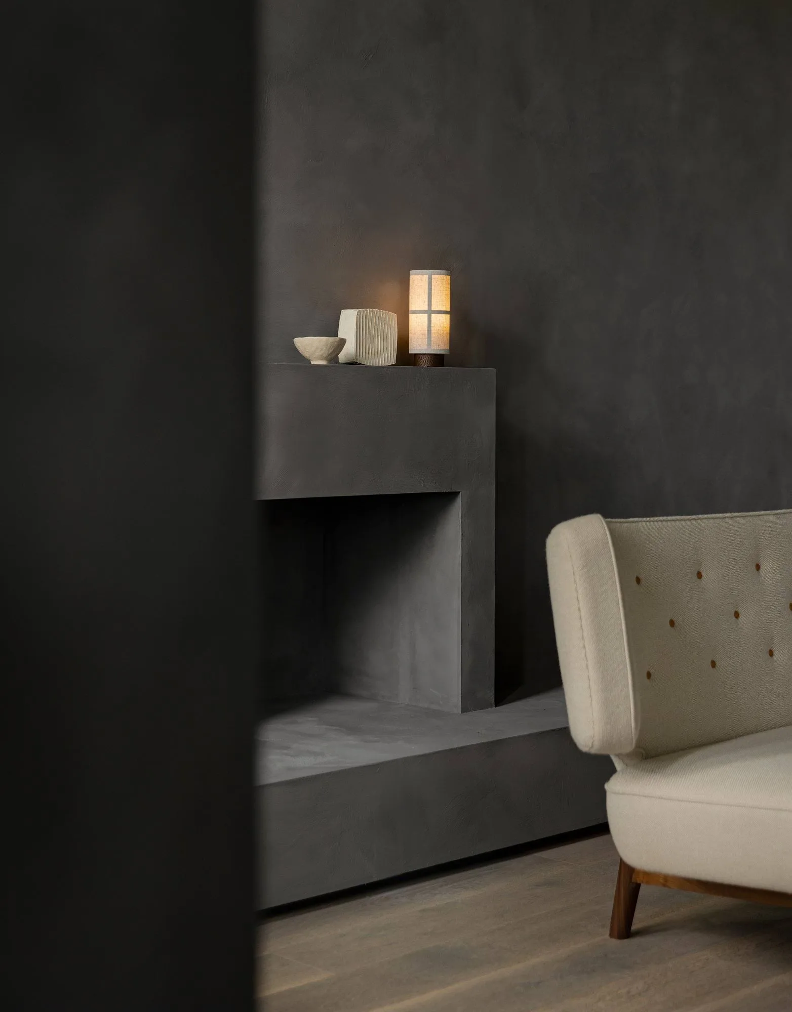 Radiohus Sofa entièrement tapissé RE-WOOL PC1T Global HR BUTTONS piètement 4-Legs Base, Re-wool 218-chêne naturel, boutons en cuir, 3 places Audo Copenhagen
