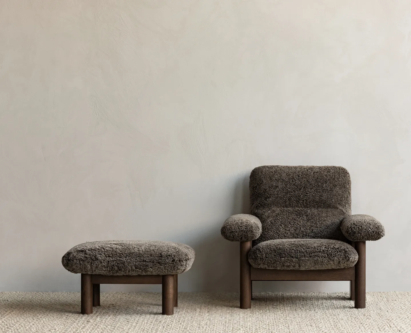 Repose-pieds Brasilia, Peau de mouton root marron-chêne foncé Audo Copenhagen