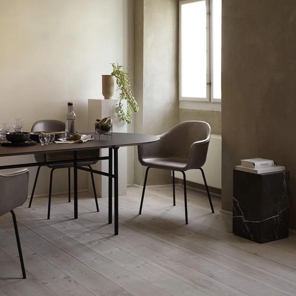 Table à manger Snaregade Oval ovale, charcoal linoleum, structure en acier noir Audo Copenhagen