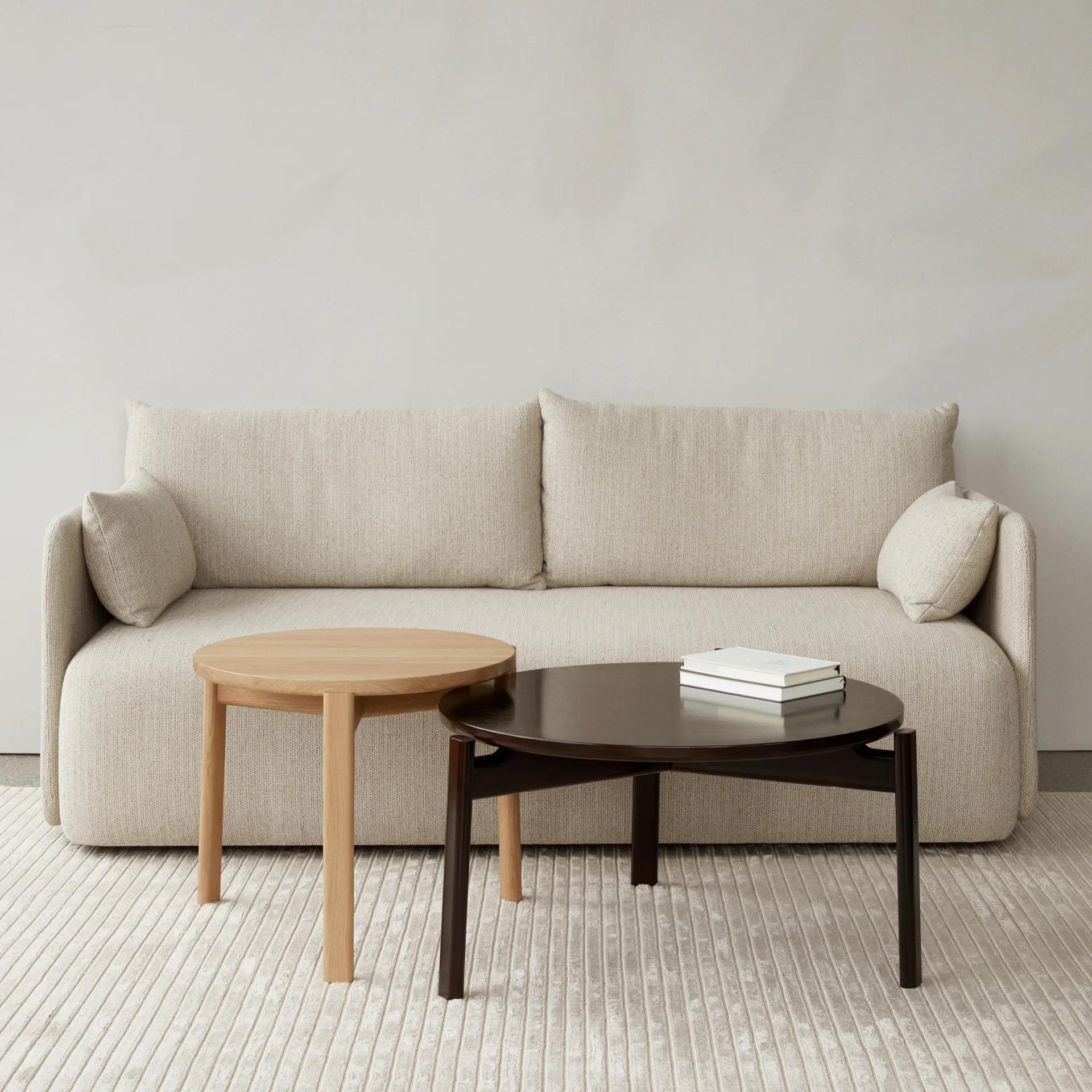 Table basse Passage Ø70 cm, Chêne laqué foncé Audo Copenhagen