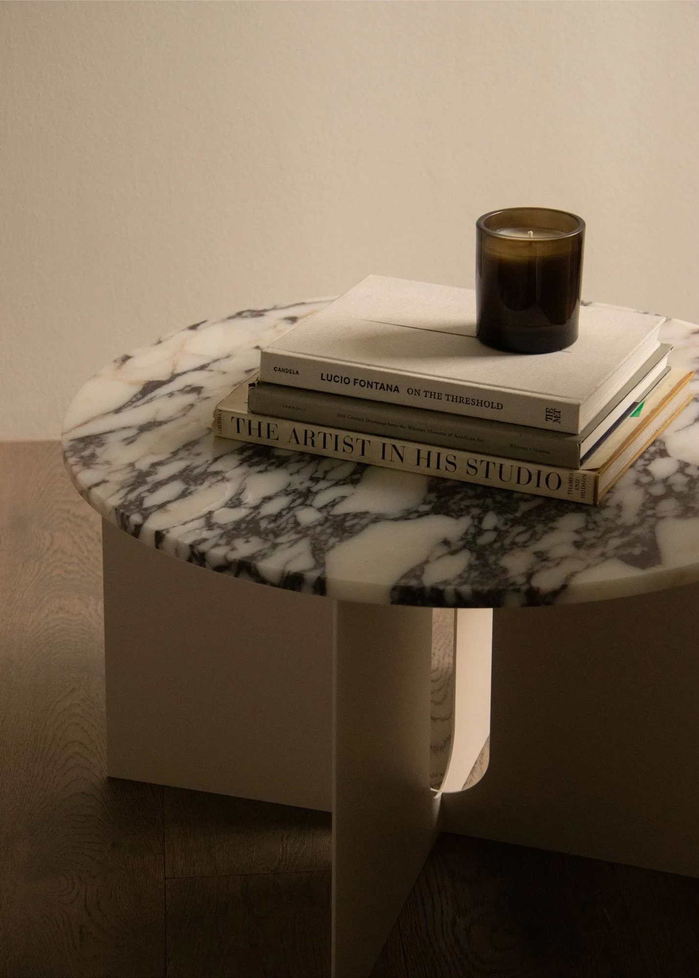 Table d'appoint Androgyne, Calacatta Viola marbre-ivory acier, Ø65 cm Audo Copenhagen